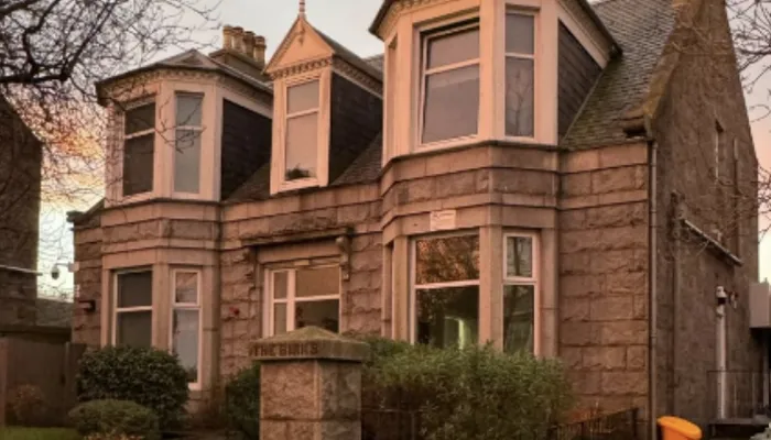 A photo of the Clifton Road building.