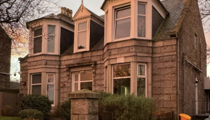 A photo of the Clifton Road building.