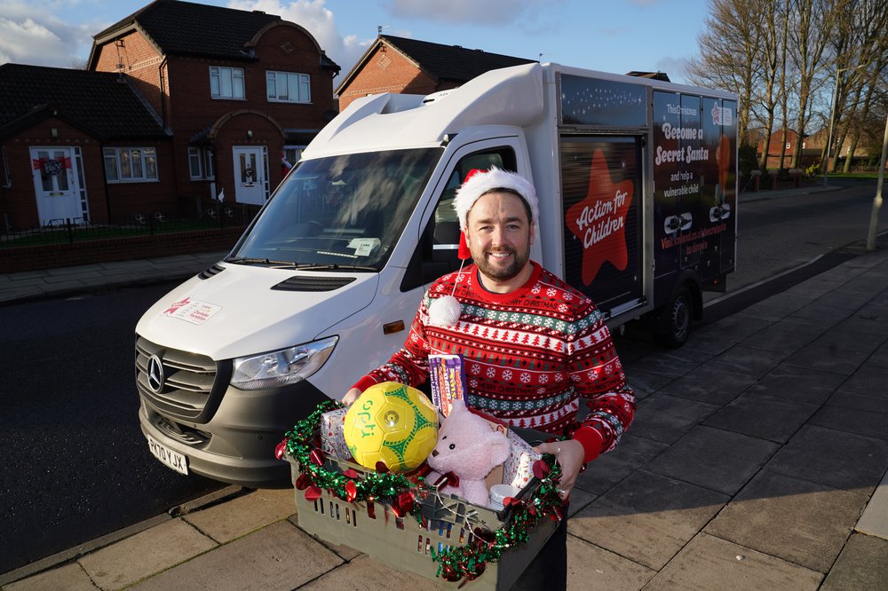 Jason Manford delivers food to families from Iceland to support Secret Santa campaign