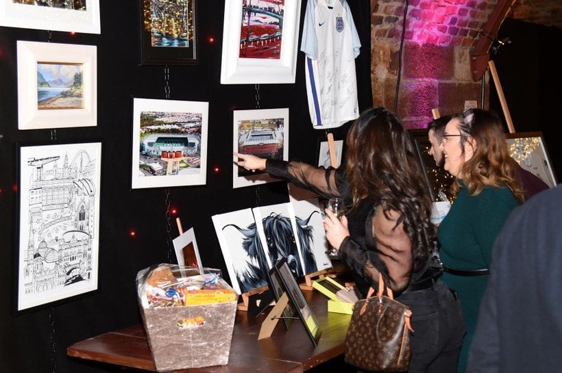 People looking at artwork for sale at the Big Braw Quiz
